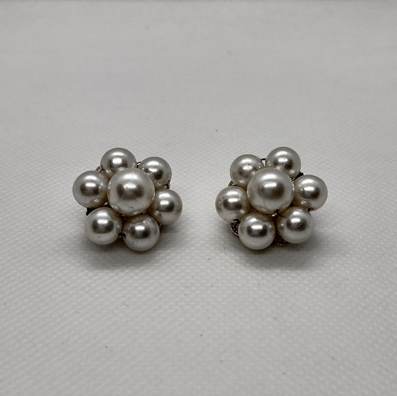 Vintage Jewelry - Vintage Pearl Cluster Clip‎ On Earrings